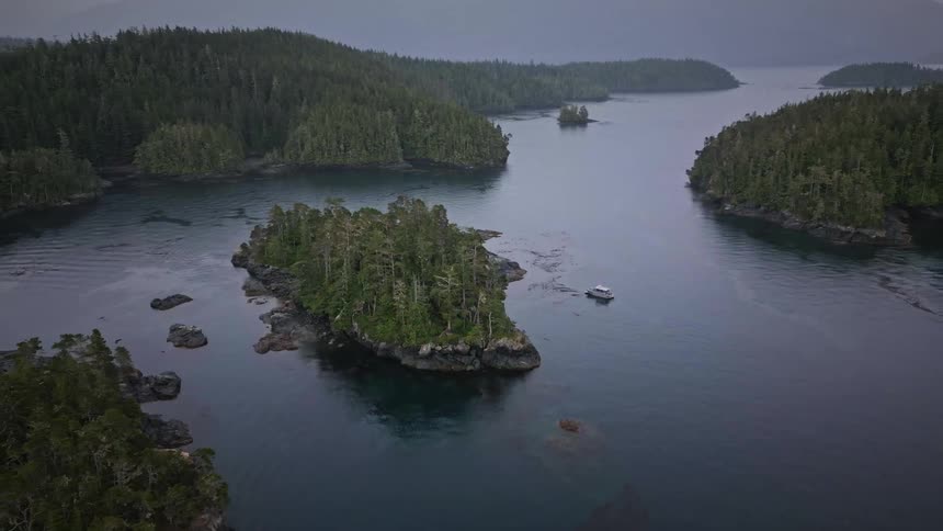 Small islands are close together