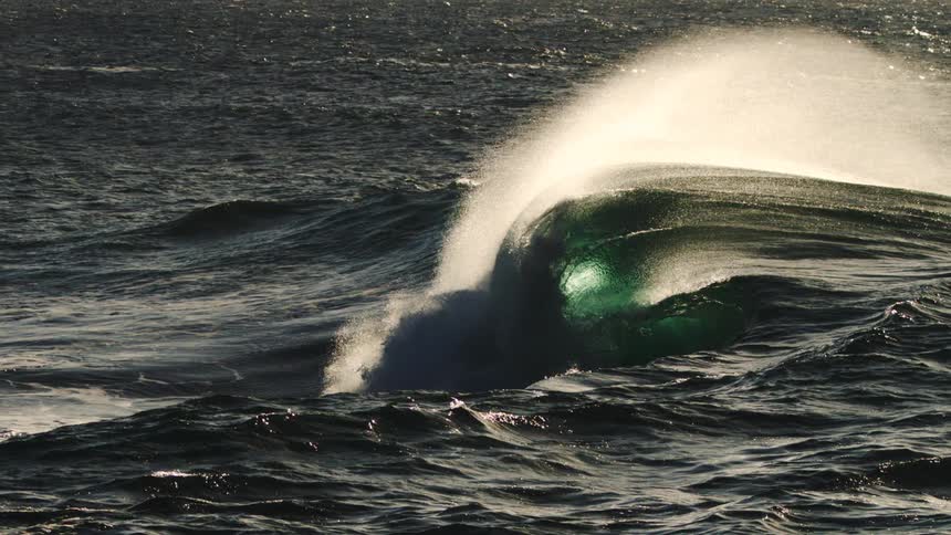 Wave bends hard in the rough ocean