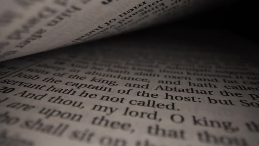 Close up on partially opened bible of versus in chapter of the first book of kings