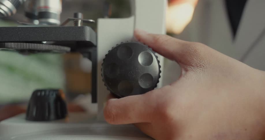 Hand rotating a microscope stand