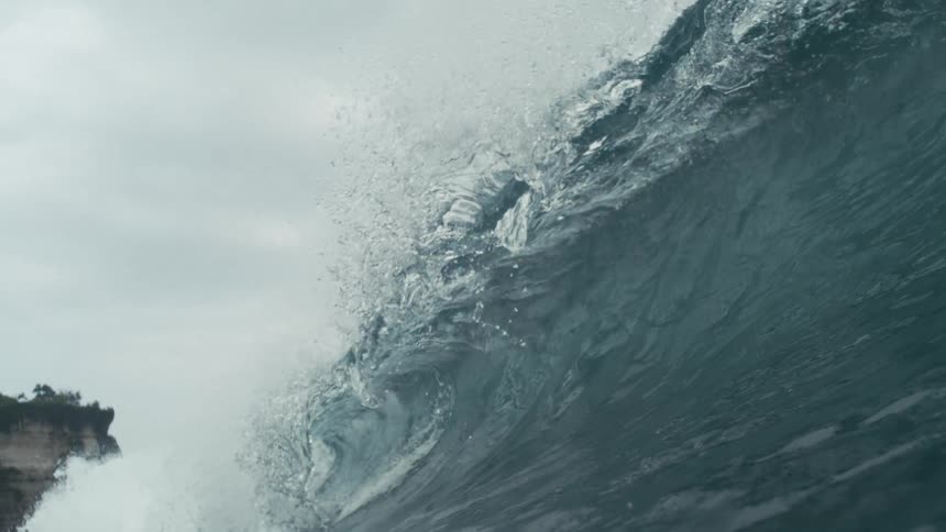 The large wave falls and splashes
