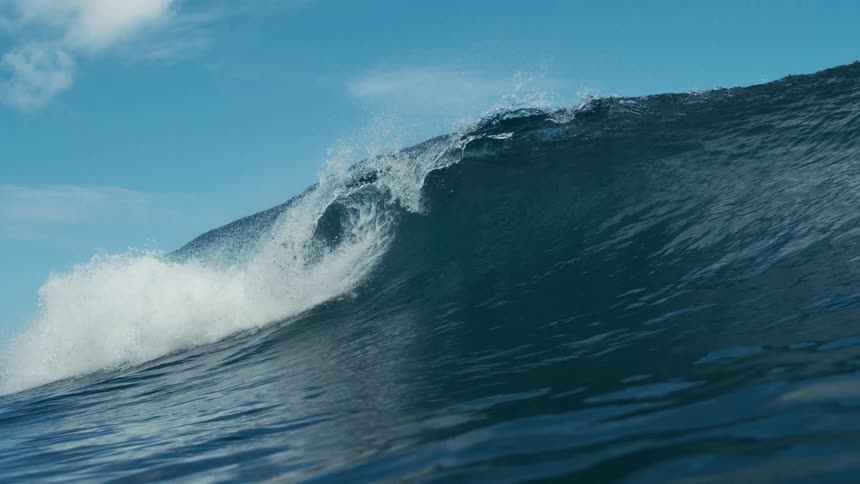 Large wave forming and breaking in the ocean