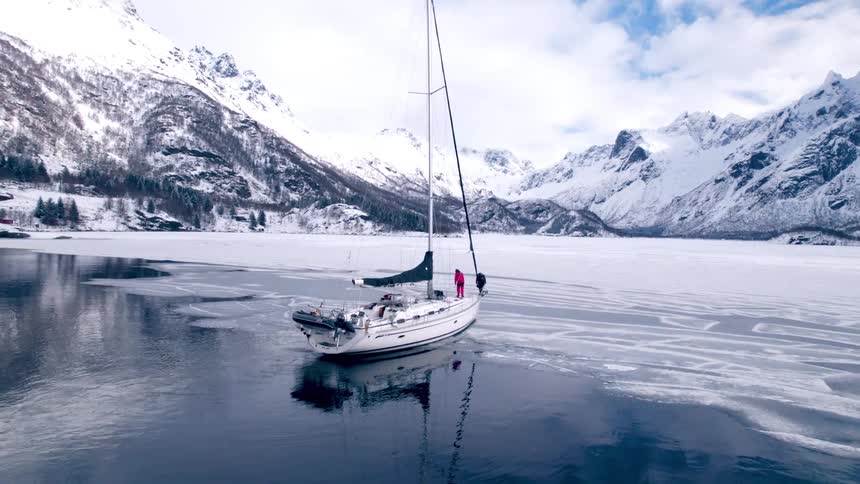 The sailboat is stopped on the frozen water
