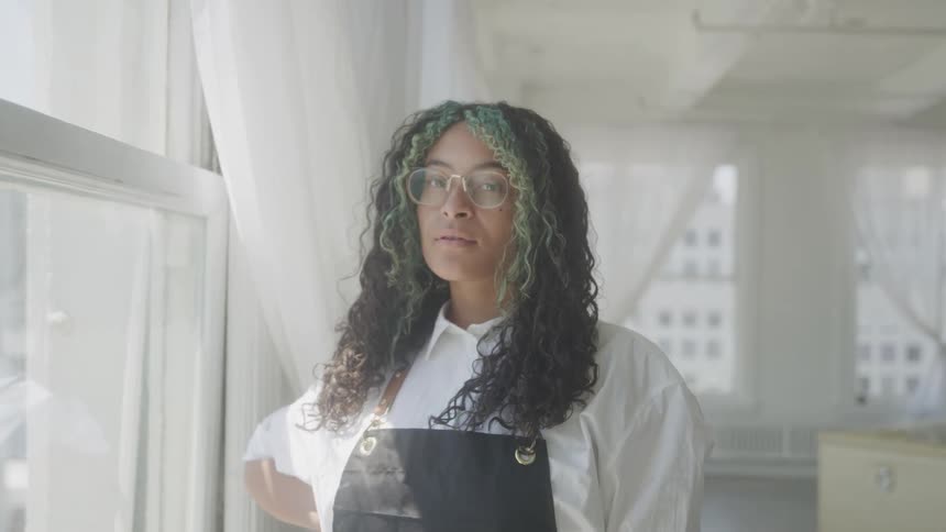 Woman with curly hair in an indoor space
