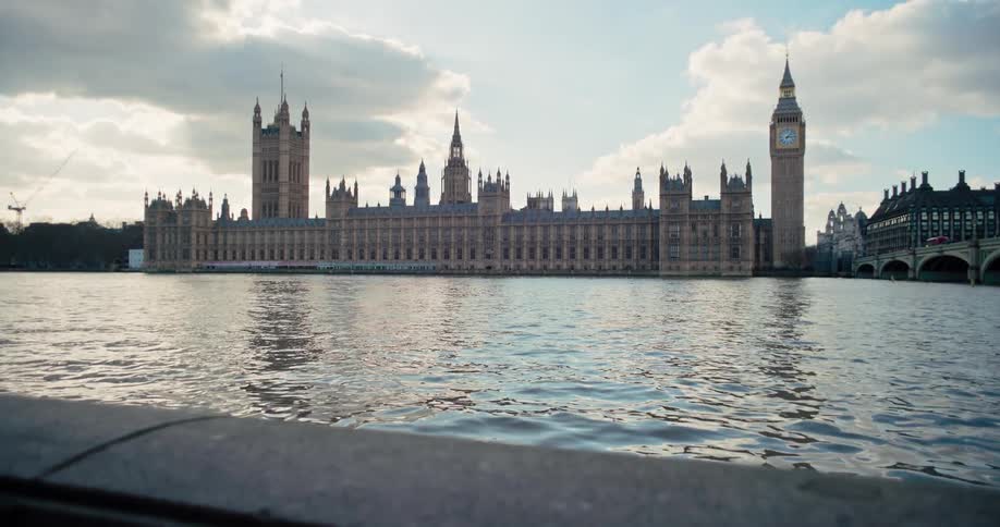 Palace of westminster and big ben seen from the bank of the river thames