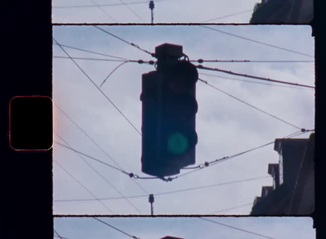 Traffic light turning on red and green light