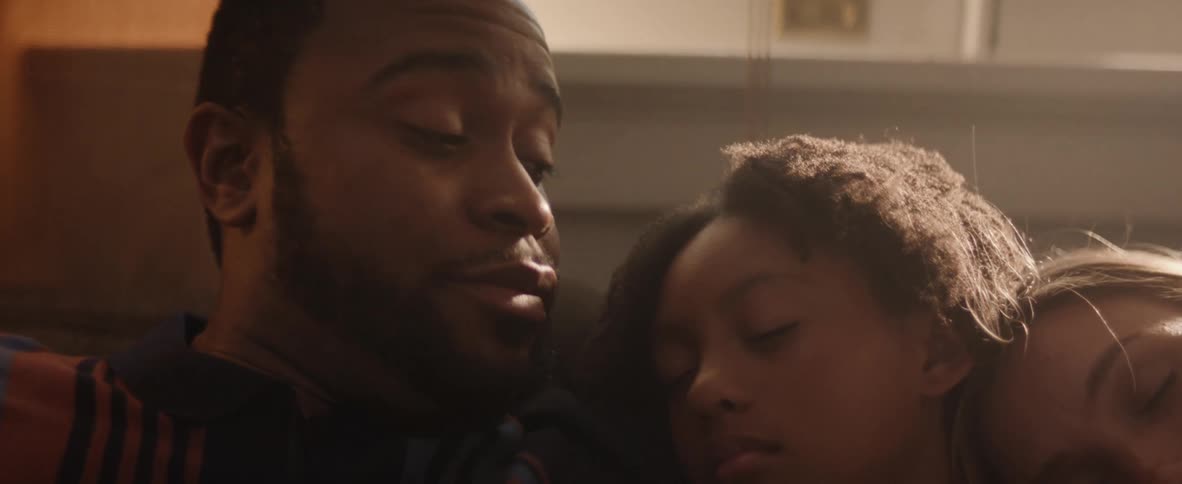 Father wakes up next to his daughter and wife who are still sleeping