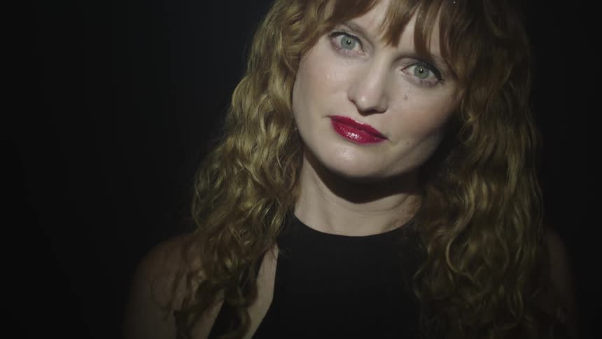 The light moves on the womans face