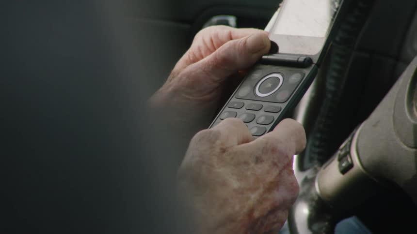 A man texting in his car