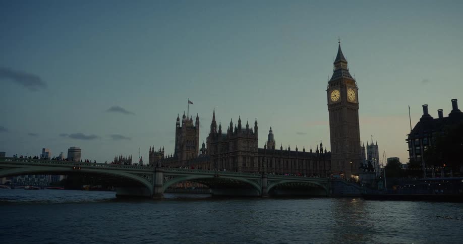 Big ben and the palace of westminster lit up at dusk on the banks of the thames