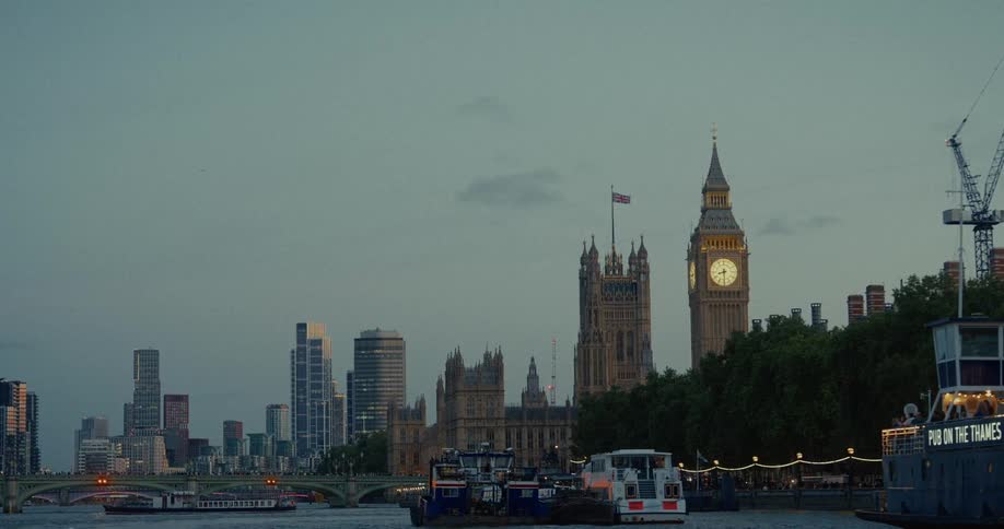 River thames with a view of big ben and london buildings at dusk