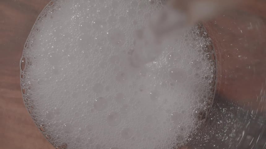 Foam disappears on the drink