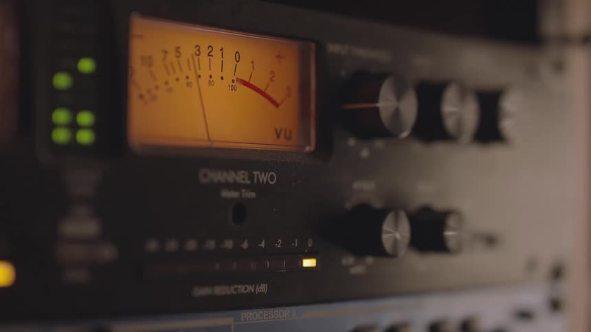 Close up of a vintage radio with transmission pointer