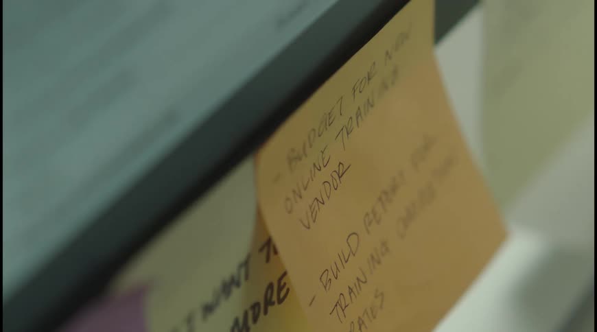 A post it message is placed on the monitor