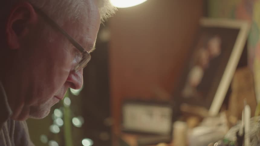 An old man wearing glasses