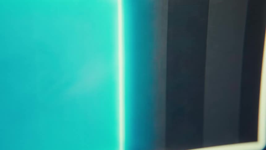 The monitor is displaying a charging battery animation