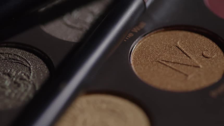 A cosmetic pallet