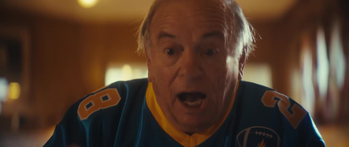 Happy elderly man vibrating in front of a tablet