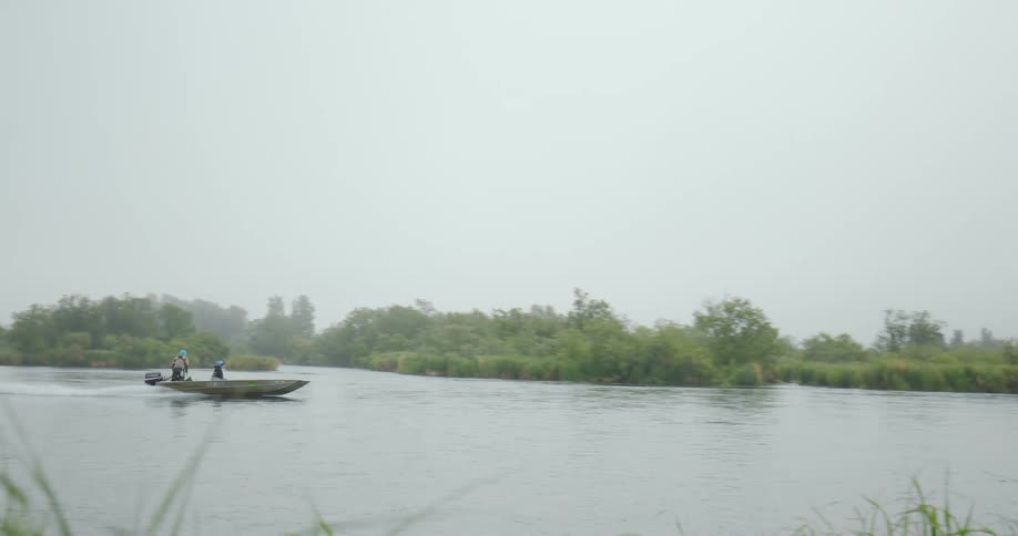 The speed boat spins around in the river