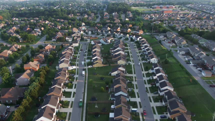 Planned neighborhood with houses aligned along parallel streets and green areas around