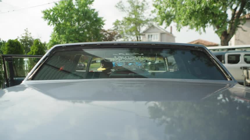 The window on the car closes