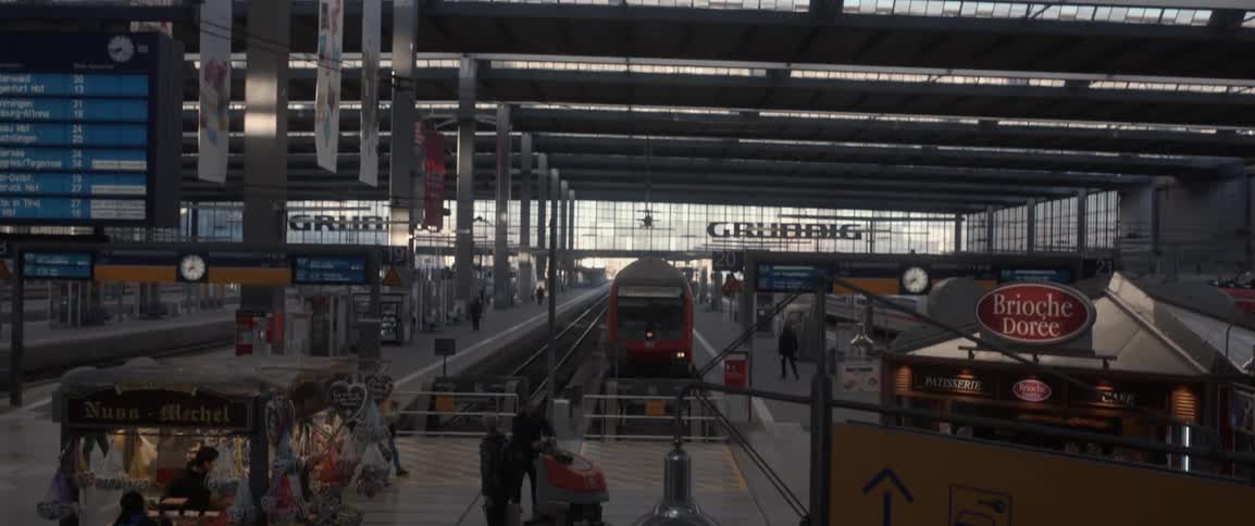 People walking and small shops inside city train station