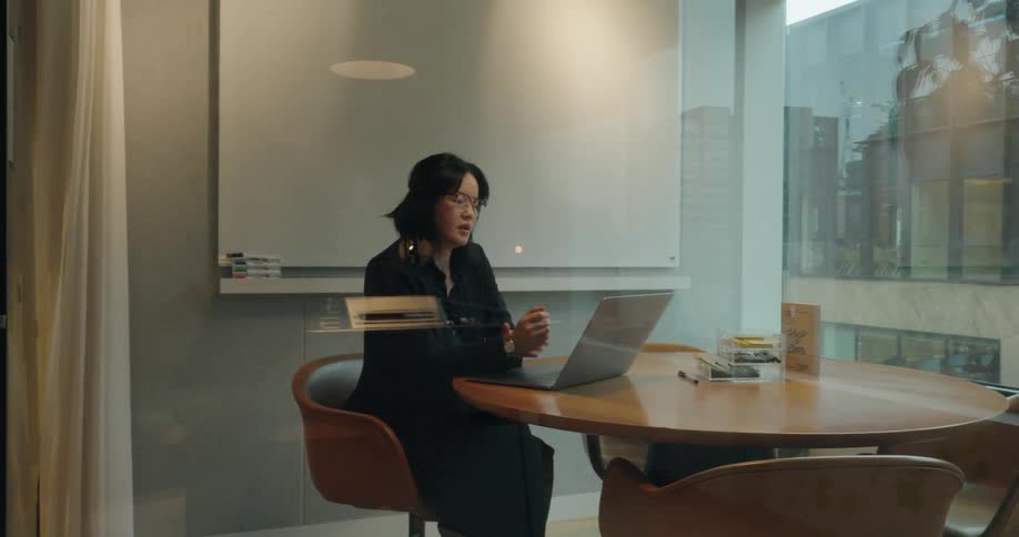 The woman opens her laptop in the office