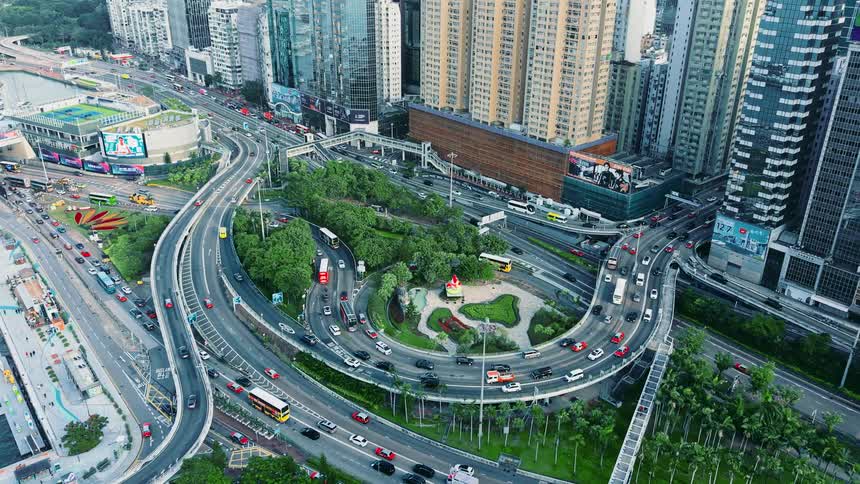 Traffic moves in a loop along roads at the waterfront in a city