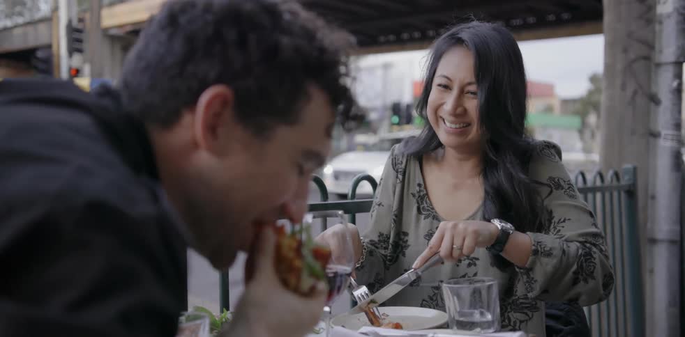 A man and women eat and talk