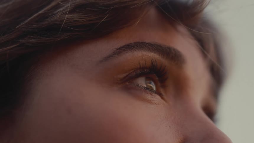A persons eye looking to the right
