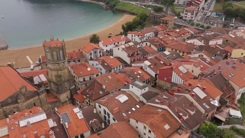 The homes are right by the harbor full of boats
