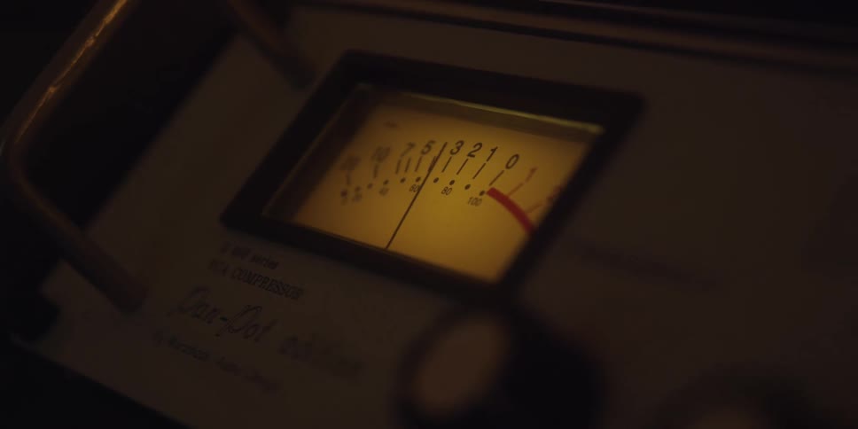 Gainriot edition analog meter shows moderate signal level on worchester vca compressor