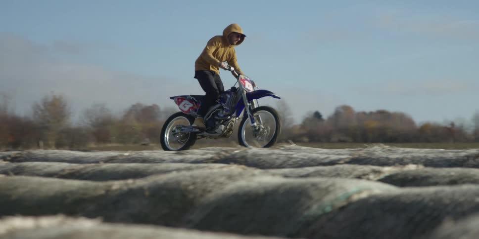Rider handles yamaha bik