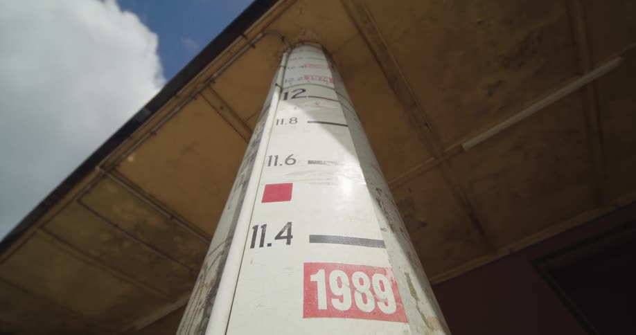 A view of some marks on a pole