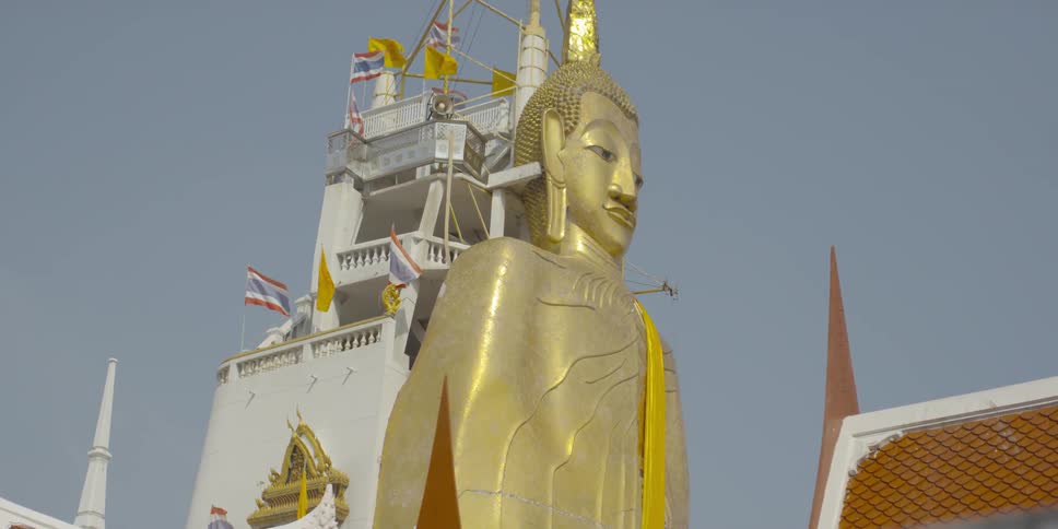 A tall building with a large statue of an egyptian king