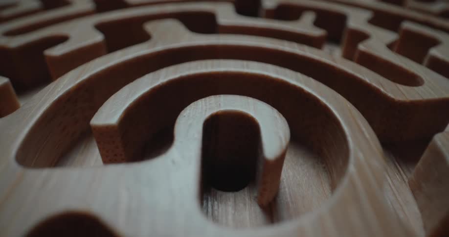 Three dimensional labyrinth carved on a round disk