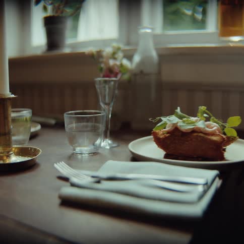 Waitress puts a plate of food on the table in a restaurant