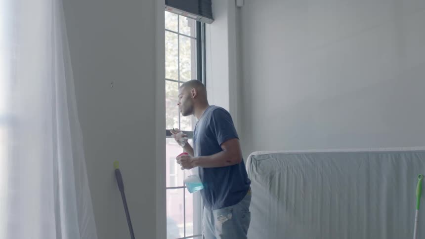 Man washes a large window