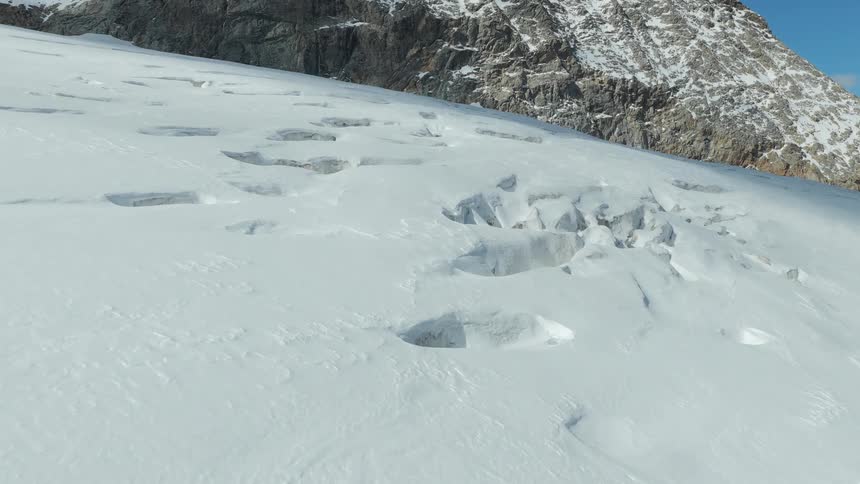 Heavy snow leads to the mountains