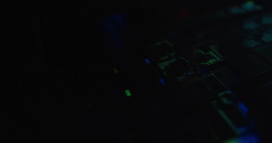 Light quickly moves back and forth above reflective semiconductor chips