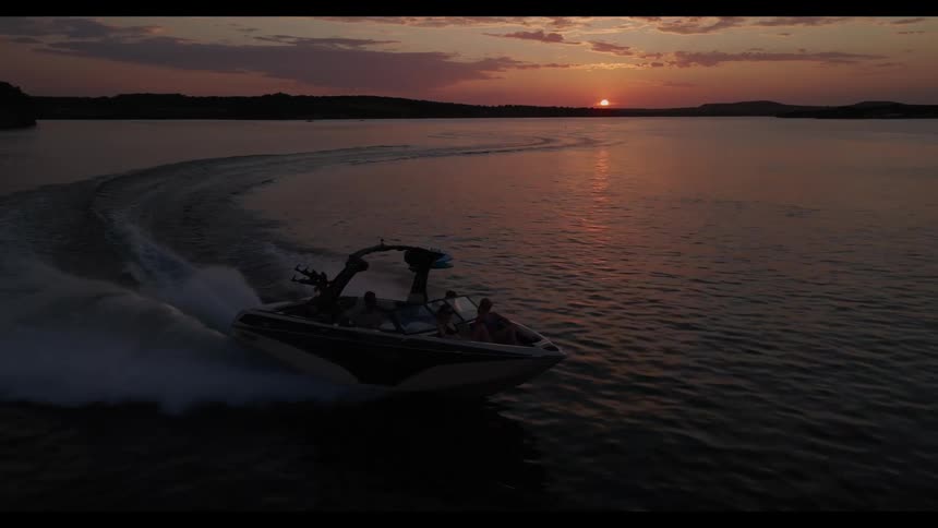 The speedboat makes a wide turn in the lake