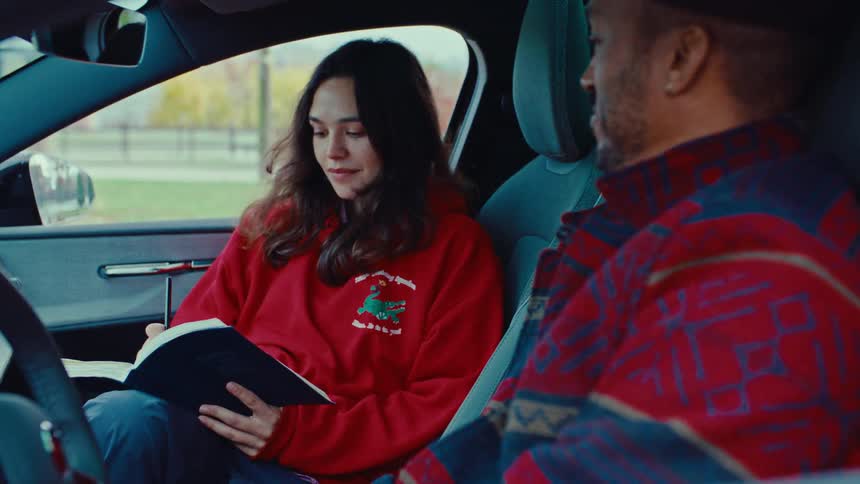 A couple people sitting in a car