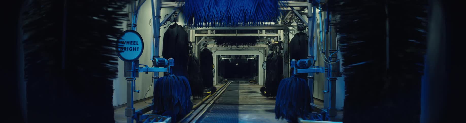 Automatic car wash equipment with rotating brushes aligned along the tunnel