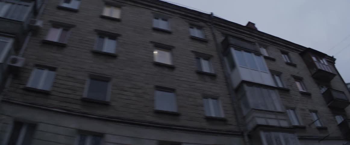 The exterior of some apartment buildings in a city