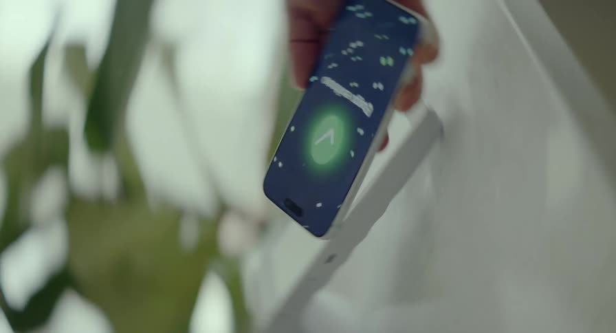 A dramatic close-up of a successful contactless payment in Spanish made with a smartphone on a modern POS terminal