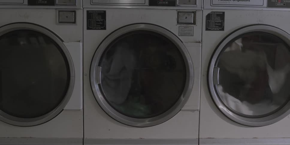 Laundry spinning in several dryers