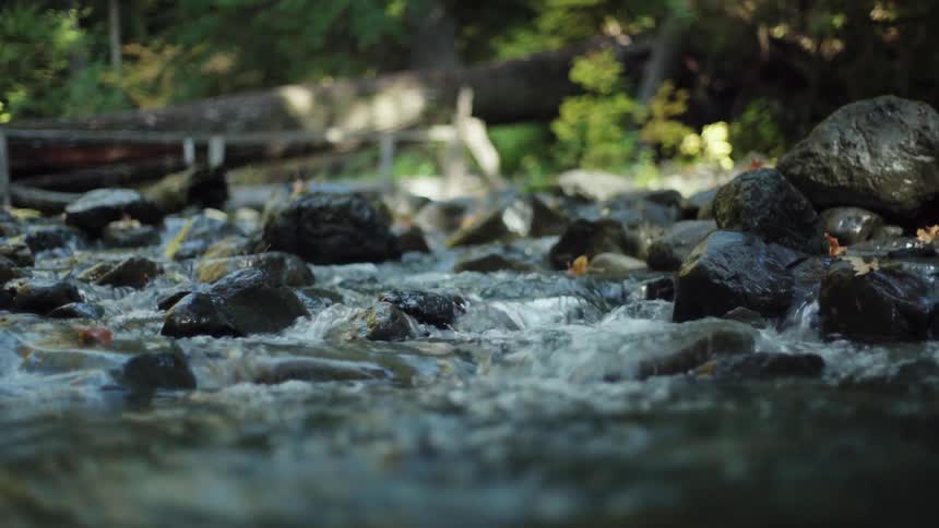 The water streams over the rocks