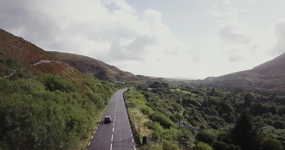 A road is right on the edge of a cliff below