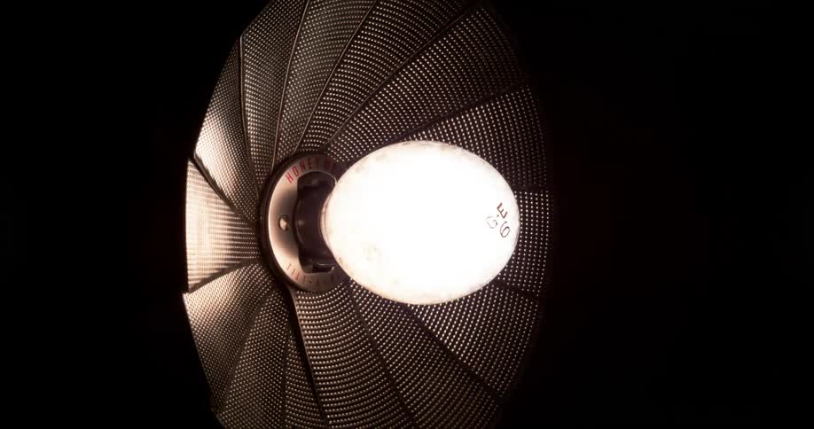 Light bulb lighting up
