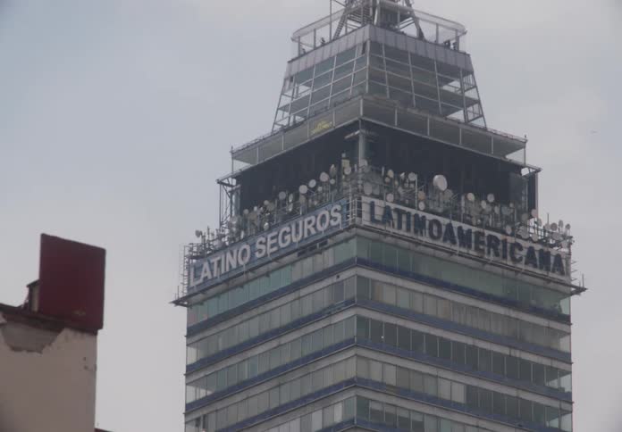 A fast zoom-in on the iconic Torre Latinoamericana skyscraper, a landmark in Mexico City